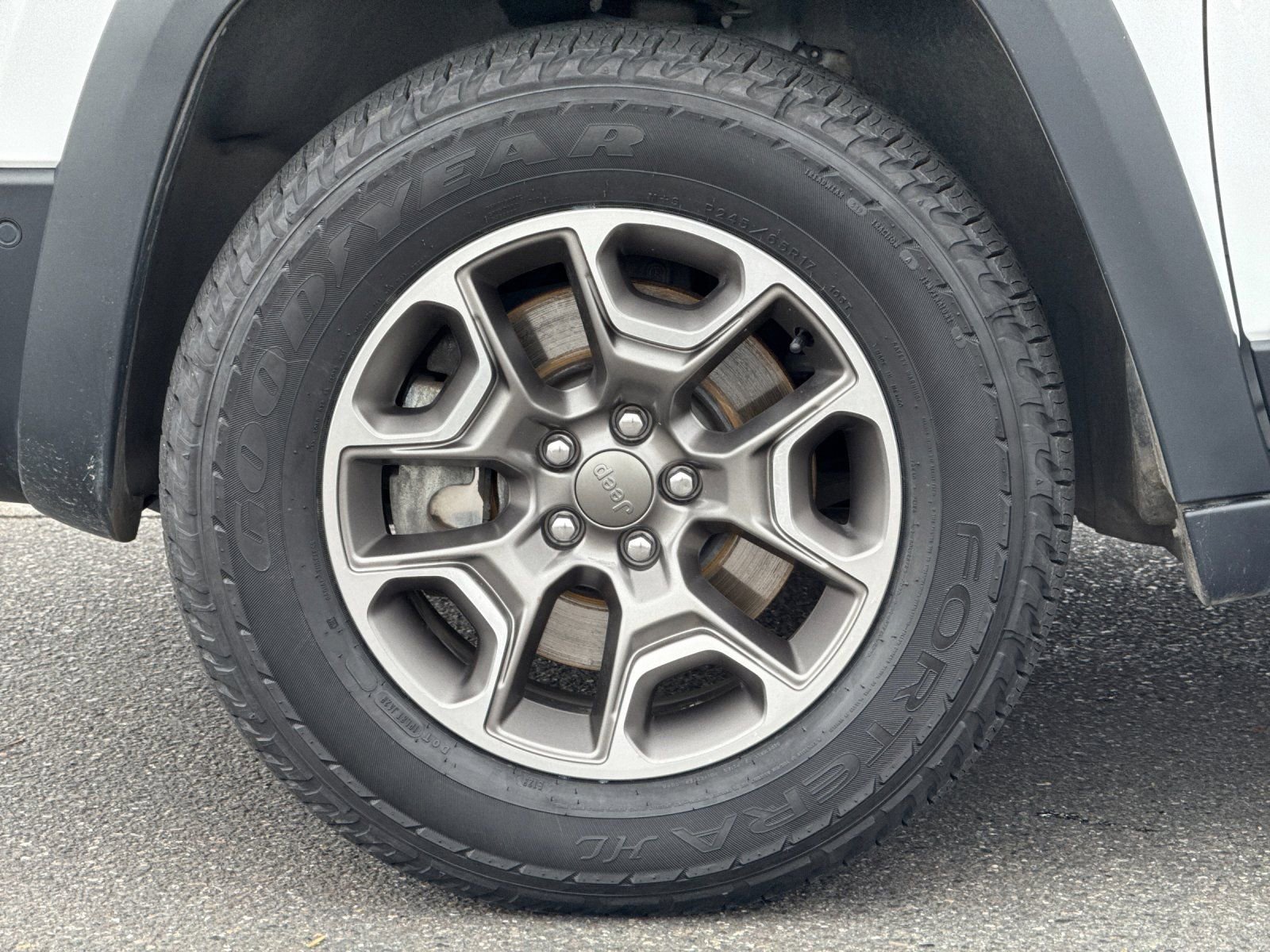 Used 2020 Jeep Cherokee Trailhawk w/ Technology Group image 33