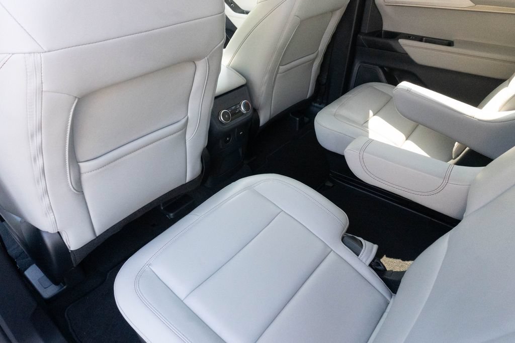 Used 2025 Ford Explorer Active w/ Active Comfort Package RWD image 21