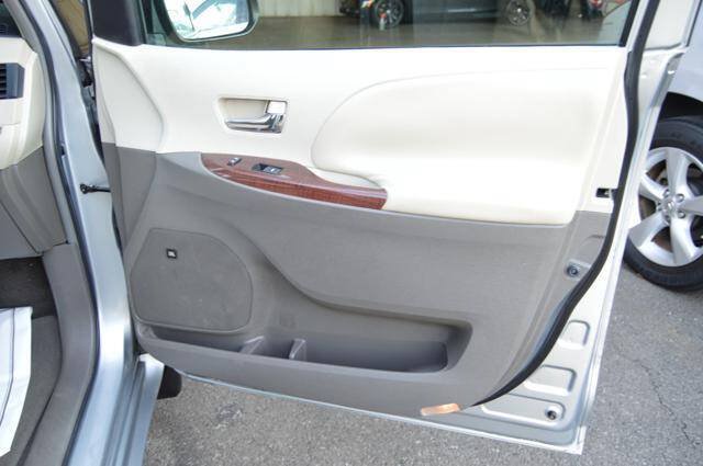 Used 2011 Toyota Sienna XLE w/ XLE Navigation Pkg FWD image 32