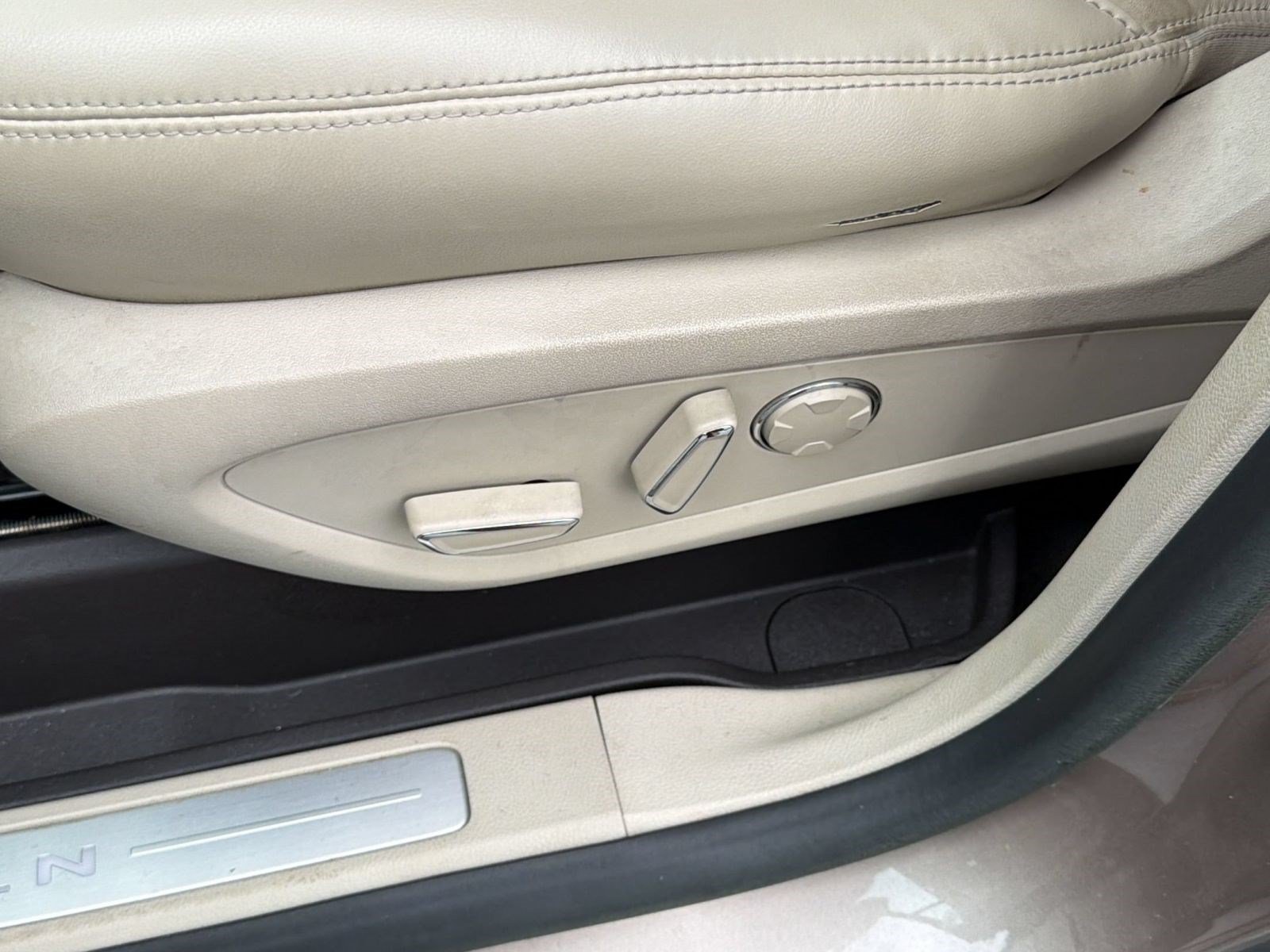 Used 2019 Lincoln MKC Select w/ Select Plus Package FWD image 16