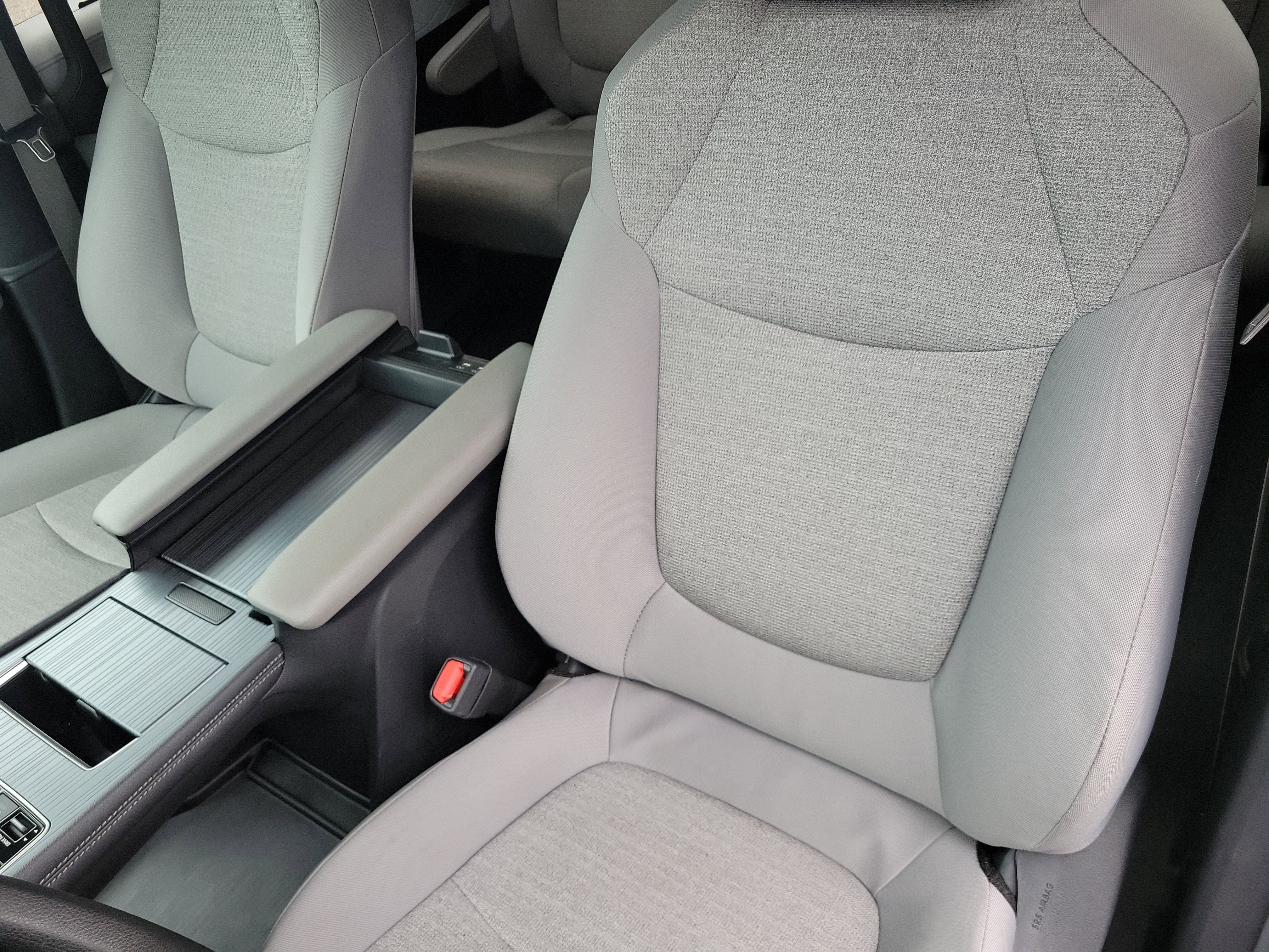 Used 2025 Toyota Sienna LE AWD/4WD image 11