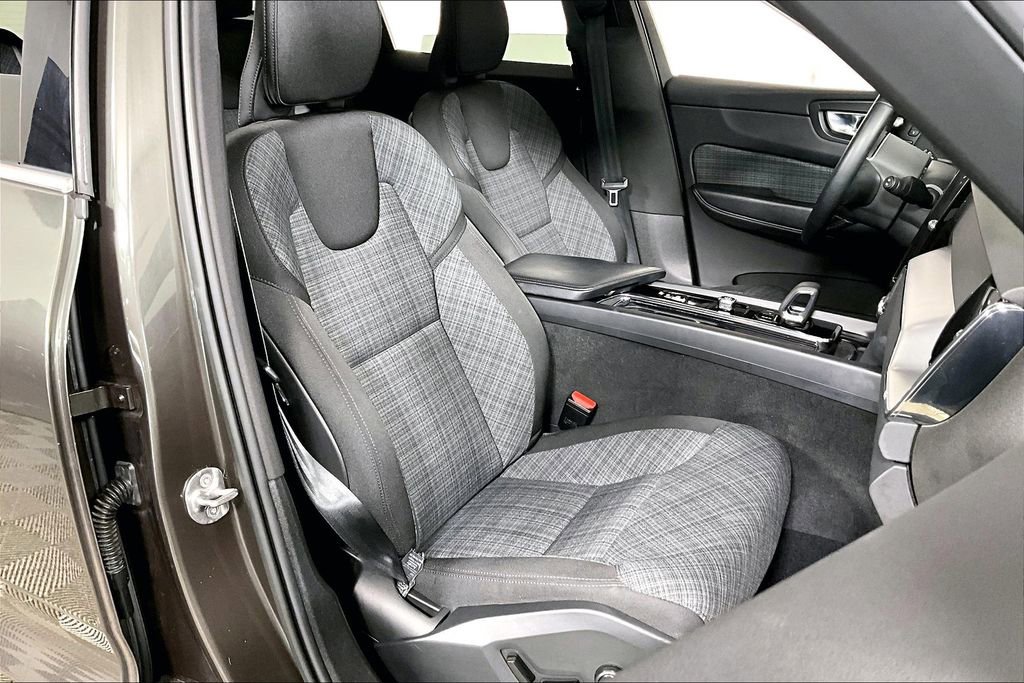 Used 2022 Volvo XC60 B5 Momentum image 7