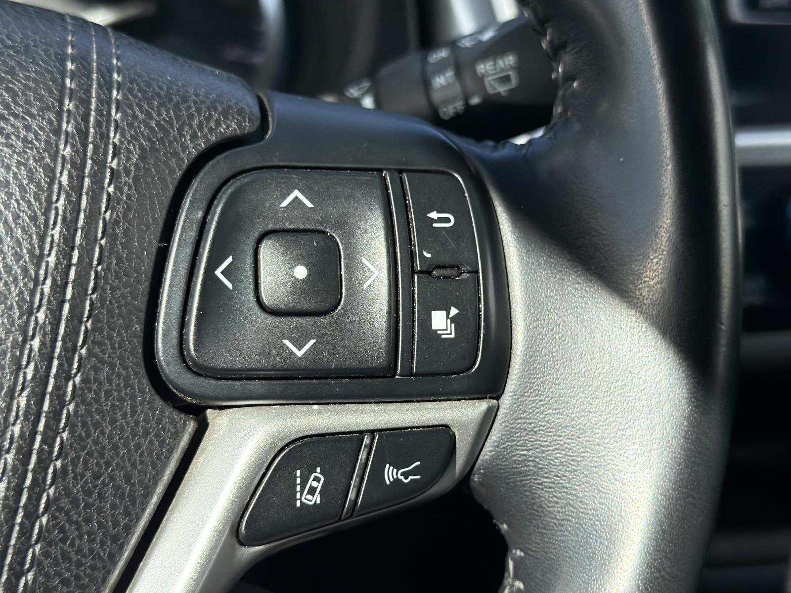 Used 2017 Toyota Highlander XLE w/ Carpet Mat Package AWD/4WD image 18
