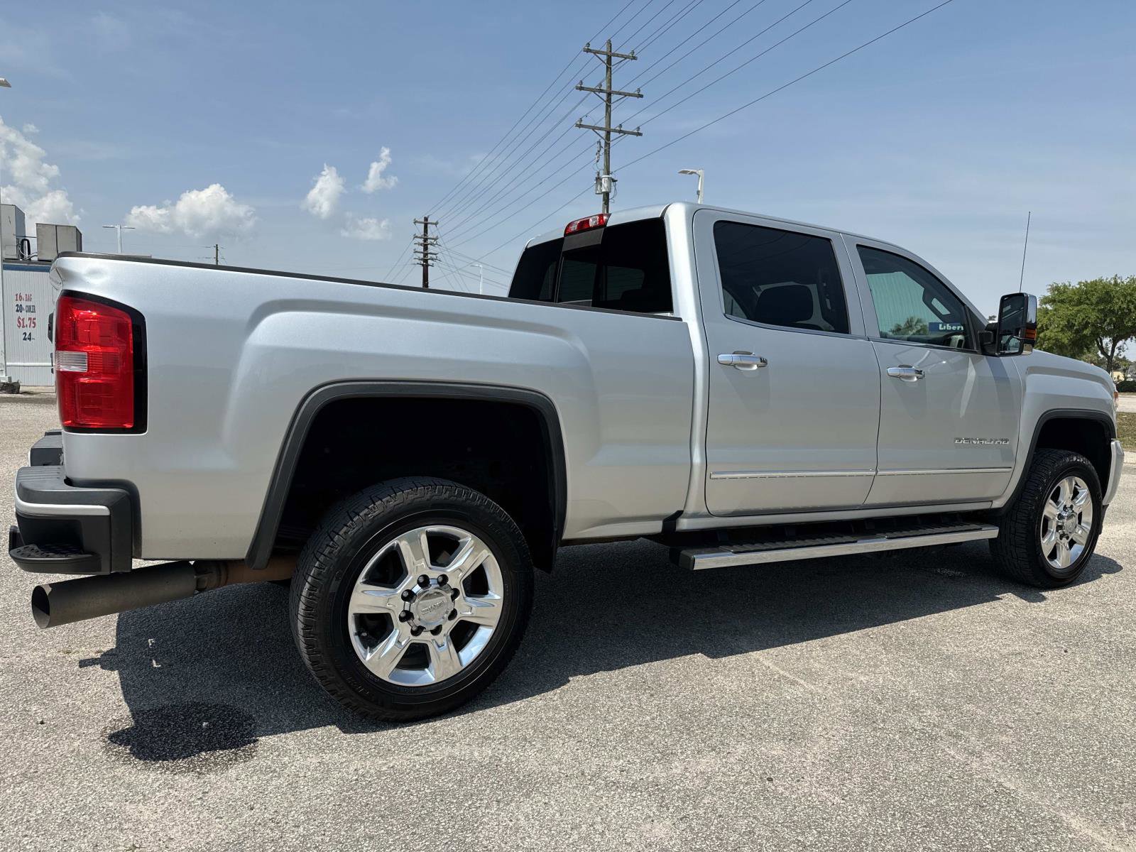 Used 2018 GMC Sierra 2500 Denali w/ Duramax Plus Package AWD/4WD image 4