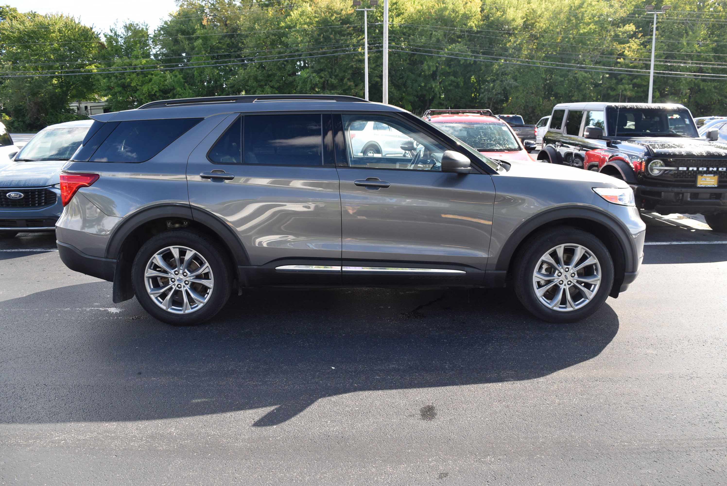 Used 2022 Ford Explorer XLT w/ Equipment Group 202A AWD/4WD image 3