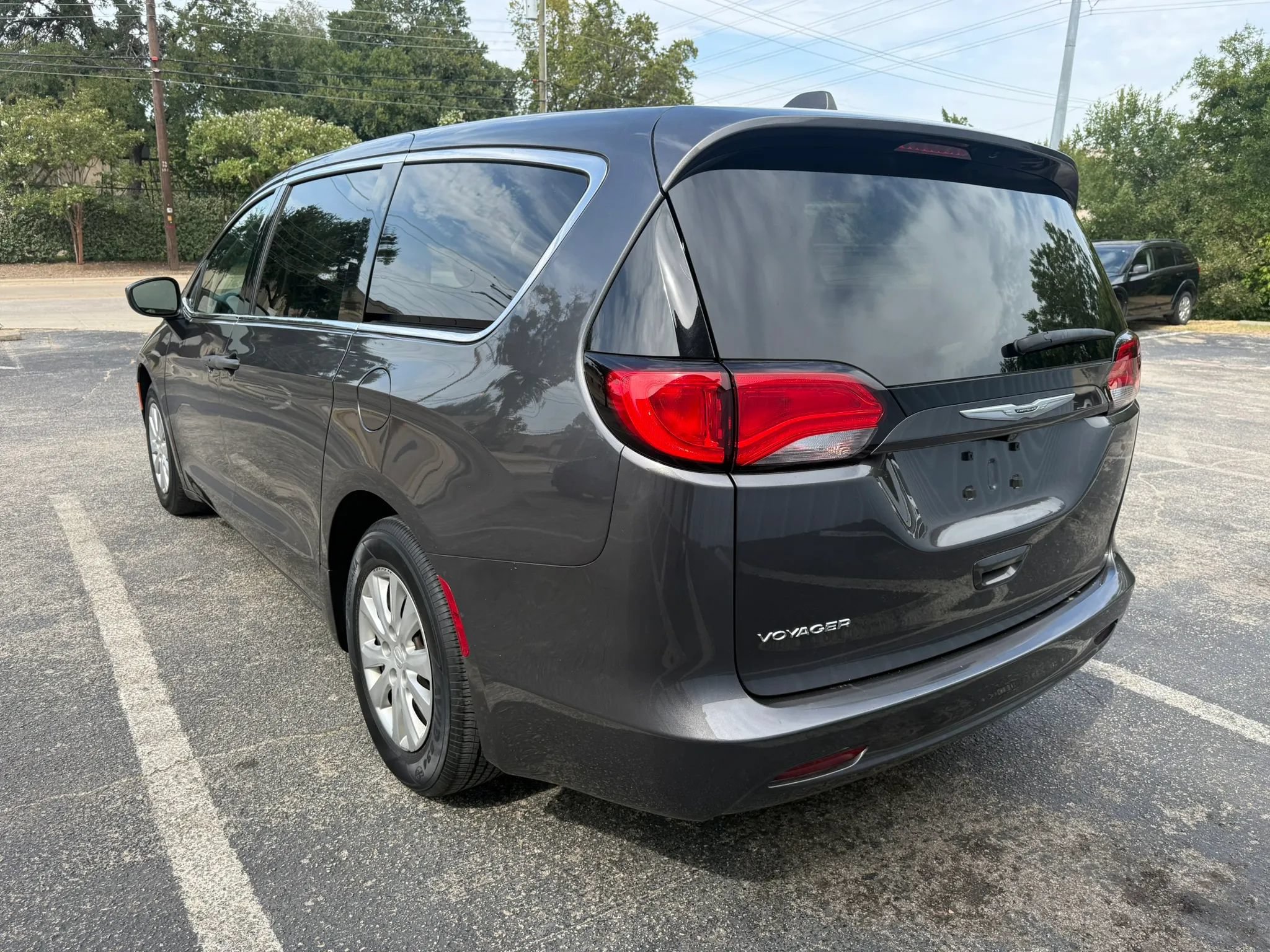 Used 2021 Chrysler Voyager L FWD image 3