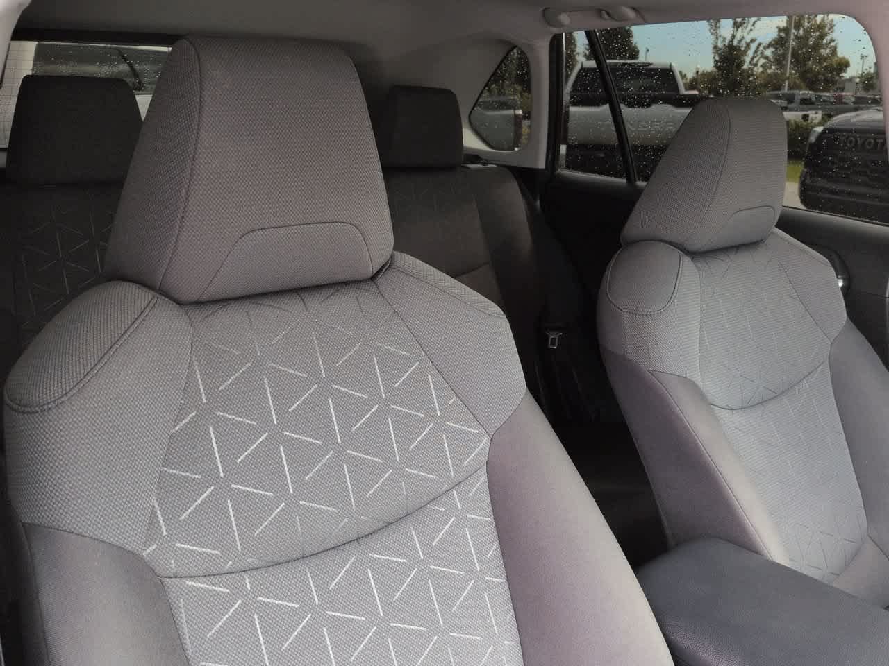 Used 2021 Toyota RAV4 XLE w/ Convenience Package FWD image 7