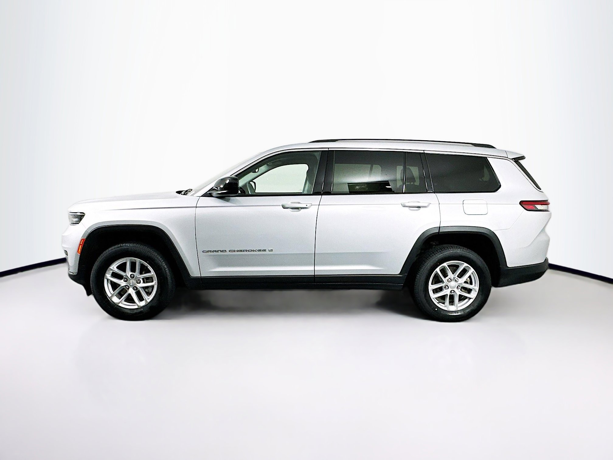 Used 2022 Jeep Grand Cherokee L Laredo w/ Luxury Tech Group I image 4