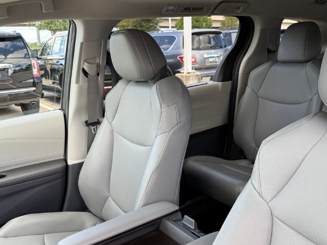Used 2023 Toyota Sienna XLE FWD image 14