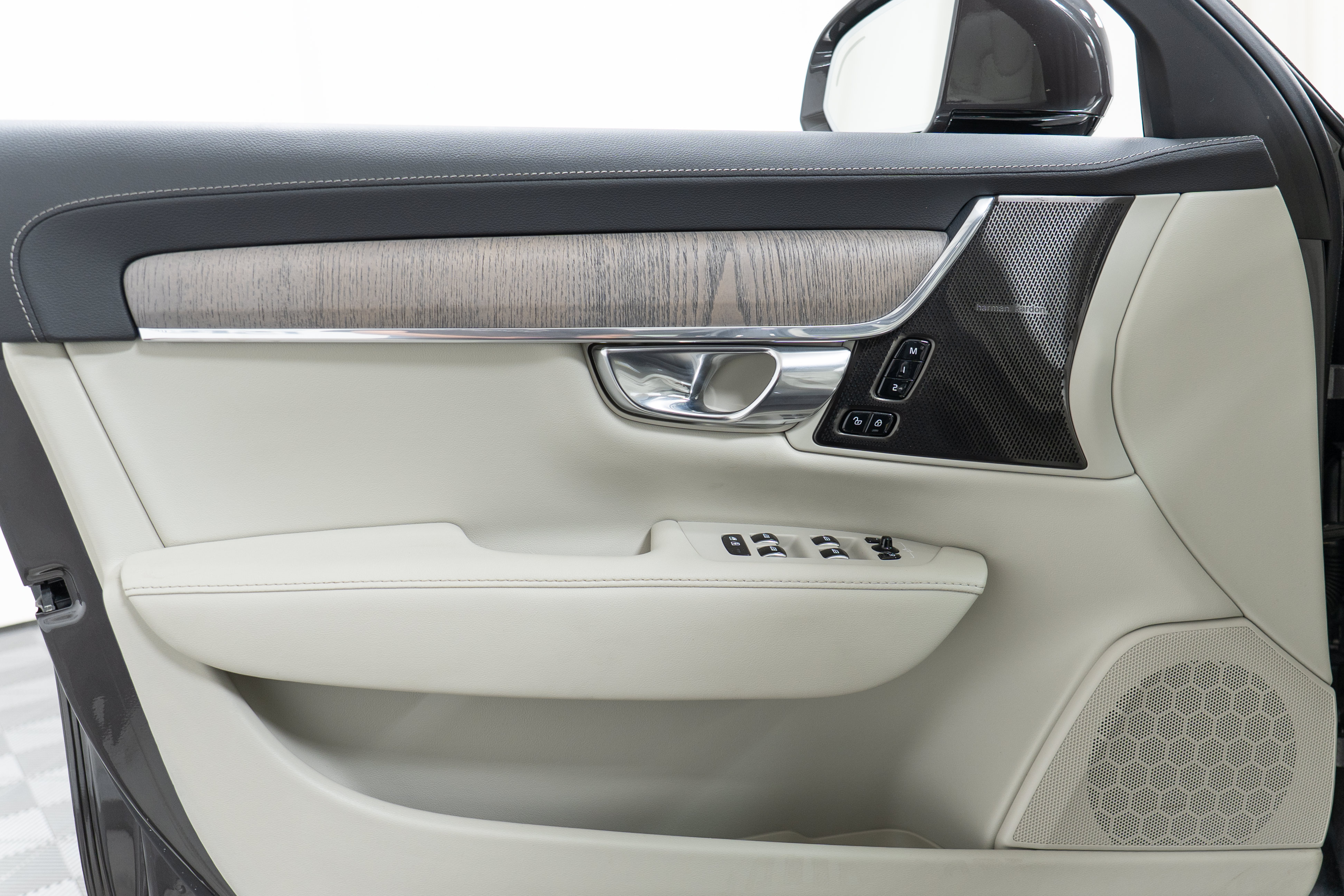 Certified 2025 Volvo S90 T8 Ultra AWD/4WD image 11