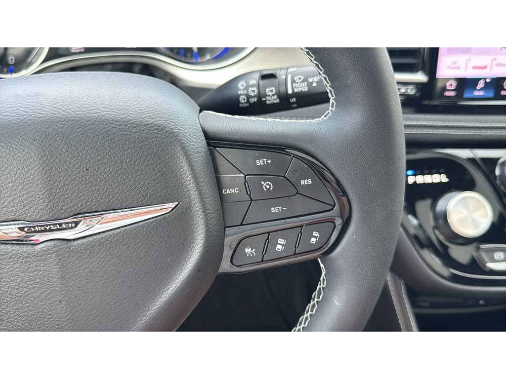 Used 2023 Chrysler Pacifica Limited w/ Uconnect Theater Family Group FWD image 24