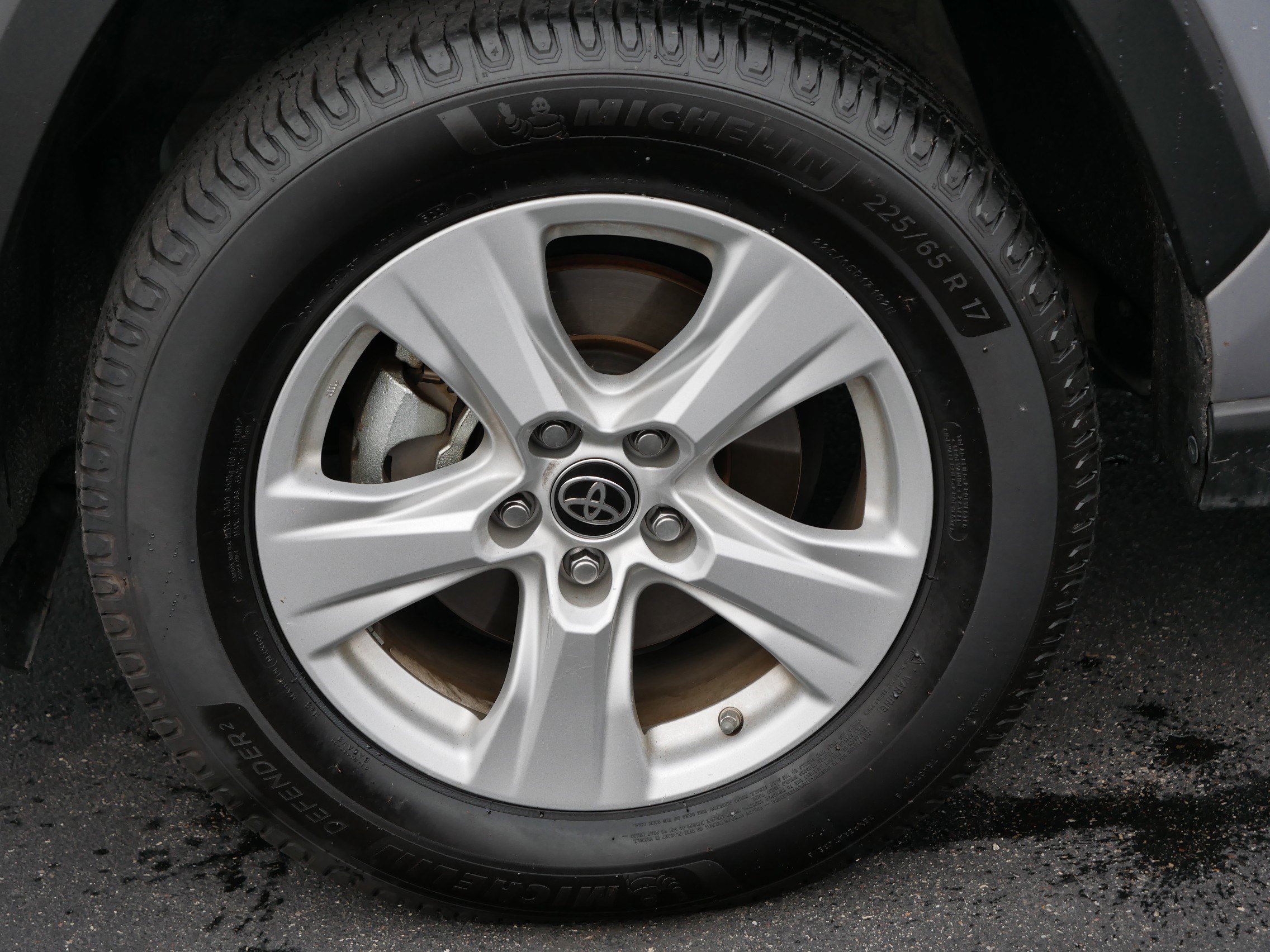 Used 2021 Toyota RAV4 LE image 15