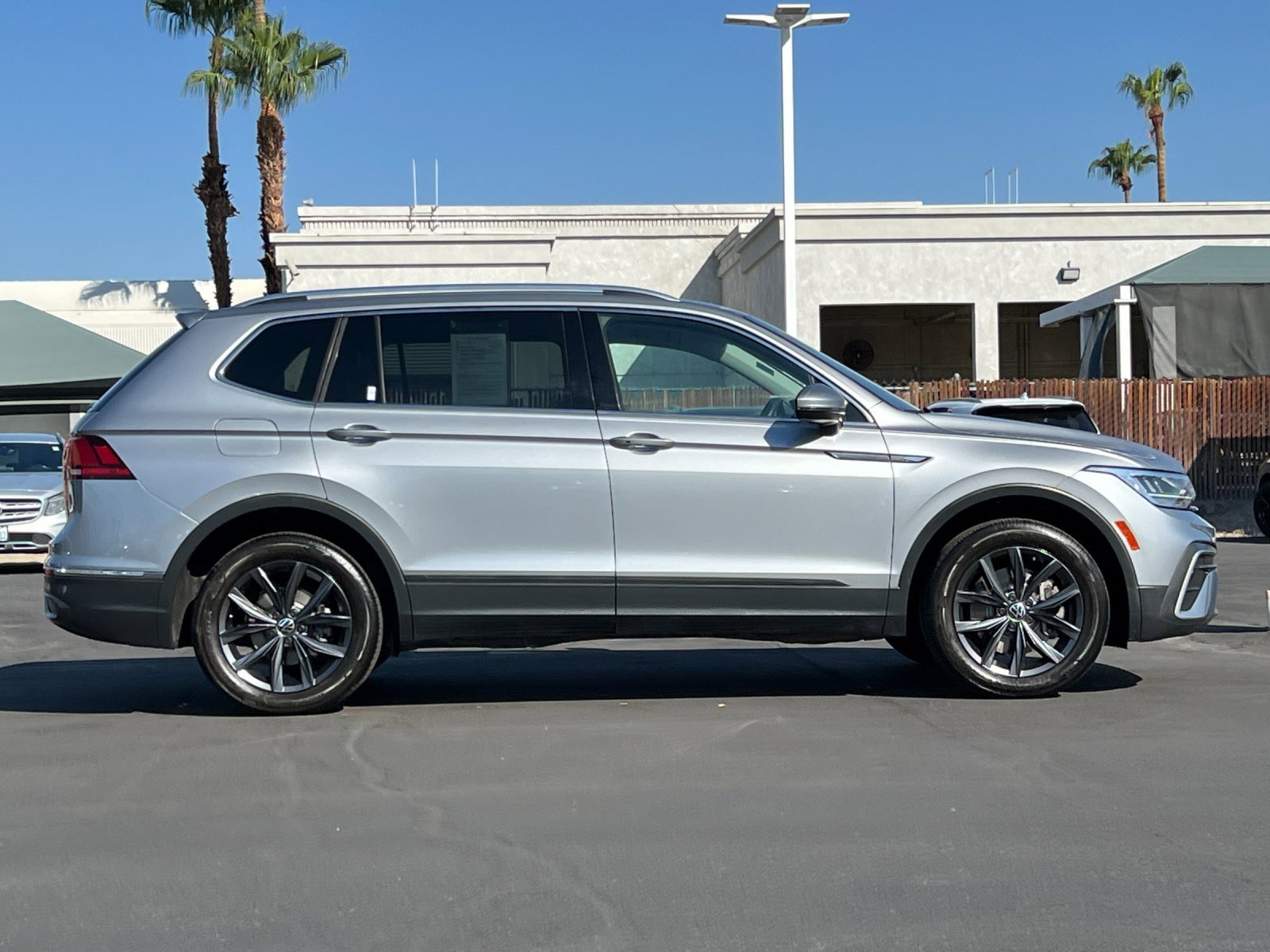 Used 2022 Volkswagen Tiguan SE image 2