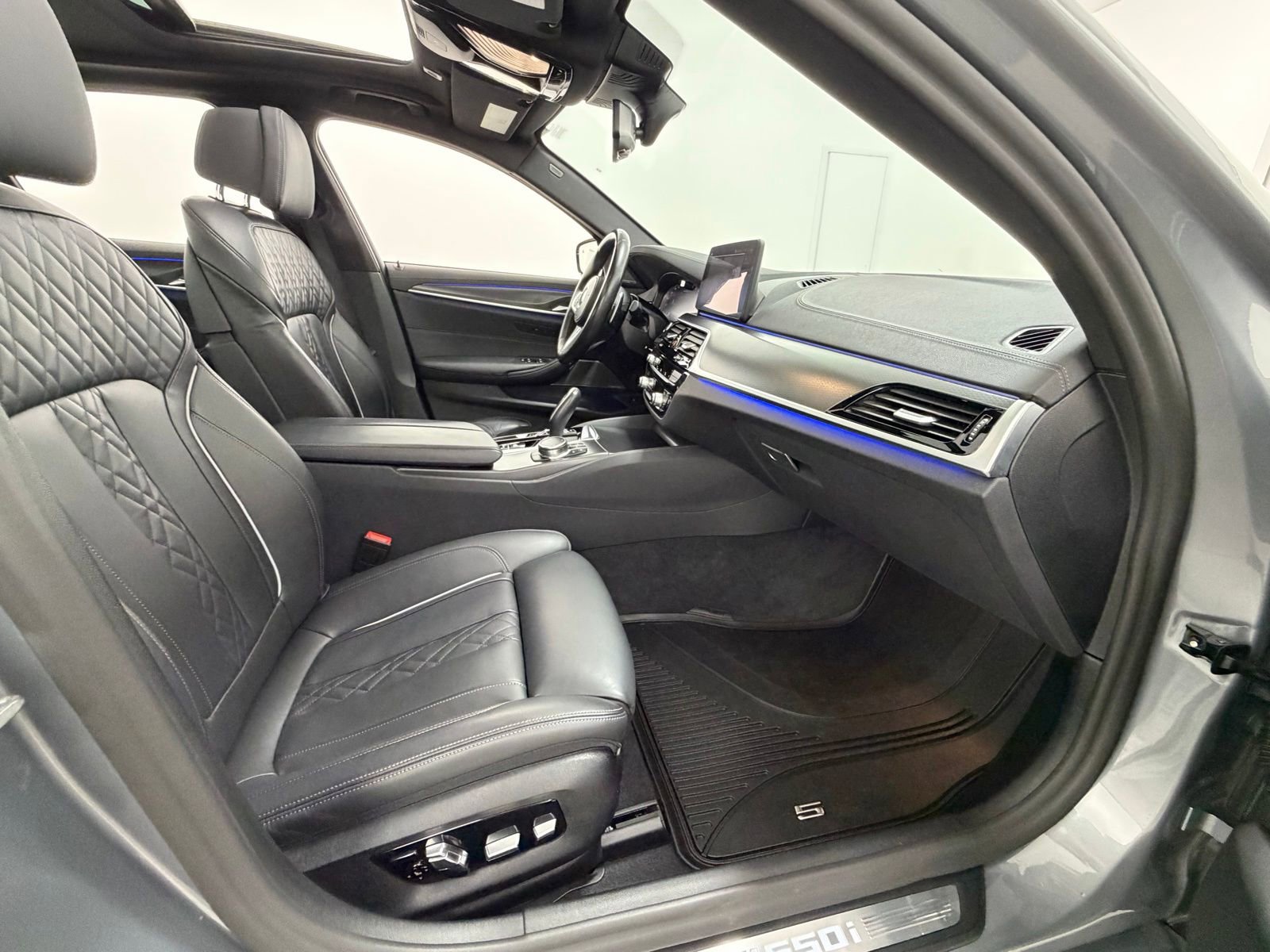 Used 2023 BMW M550i xDrive AWD/4WD image 37