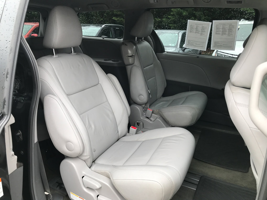 Used 2017 Toyota Sienna XLE FWD image 28