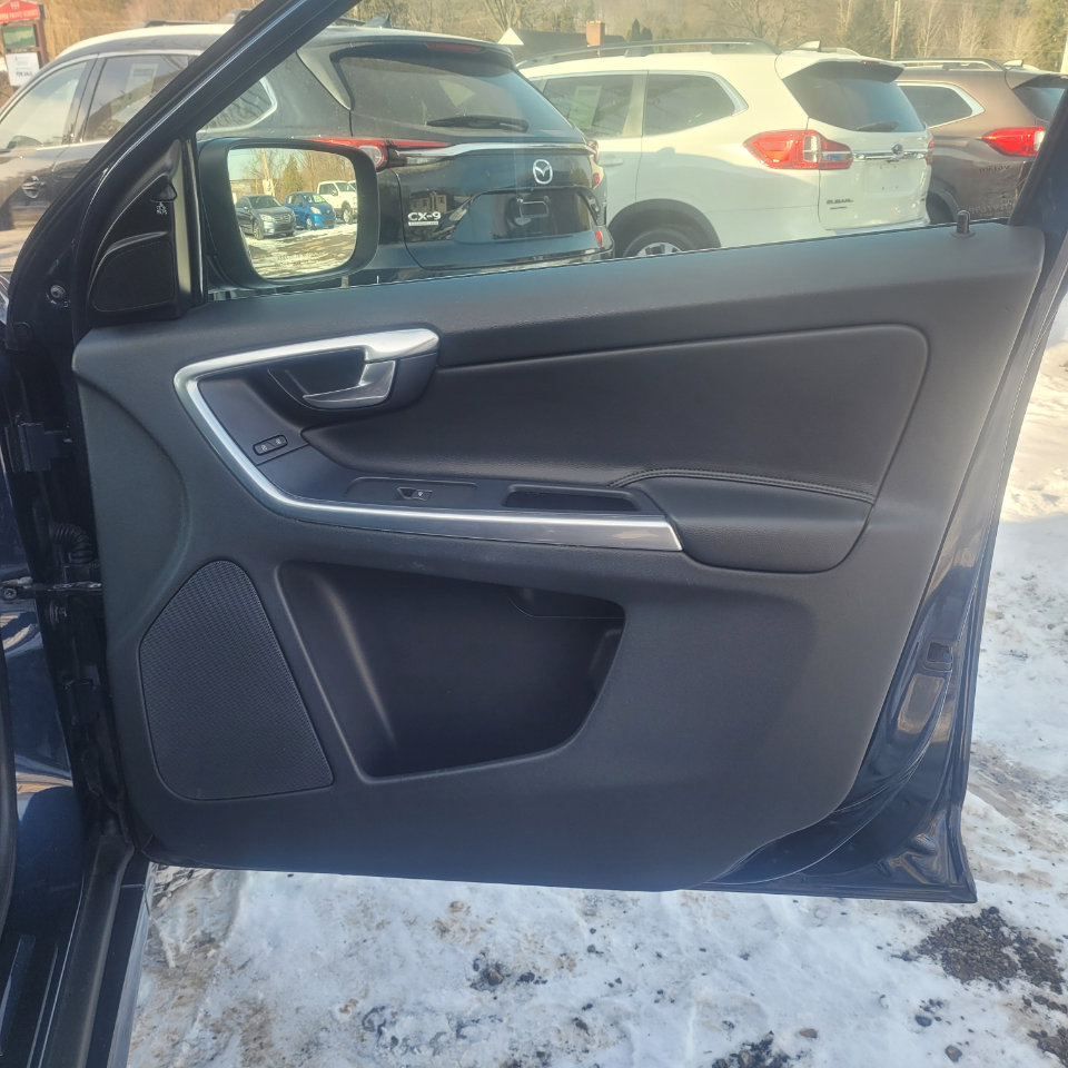 Used 2015 Volvo XC60 T6 Platinum w/ Climate Package image 23