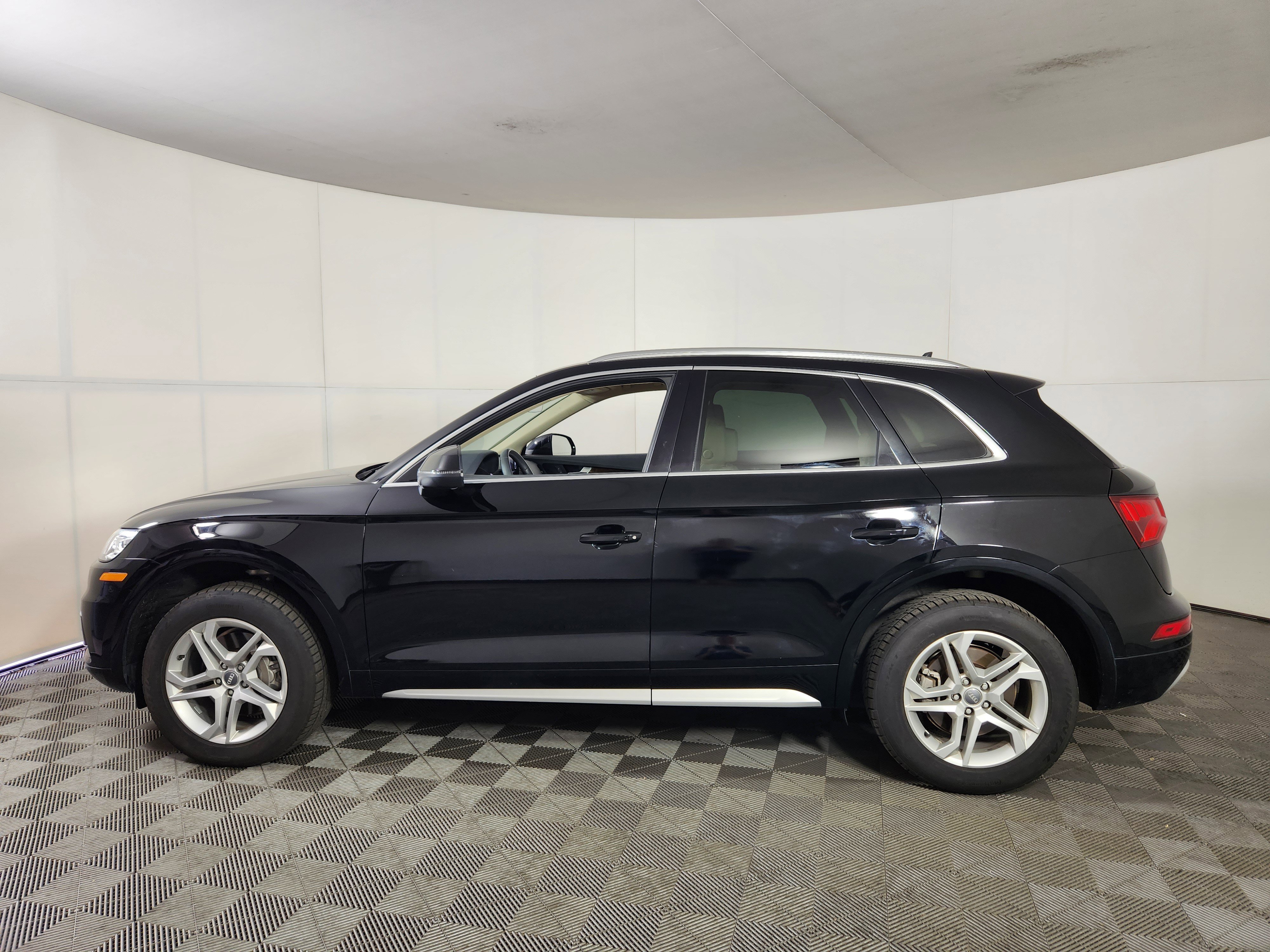 Used 2019 Audi Q5 2.0T Premium w/ Convenience Package AWD/4WD image 4