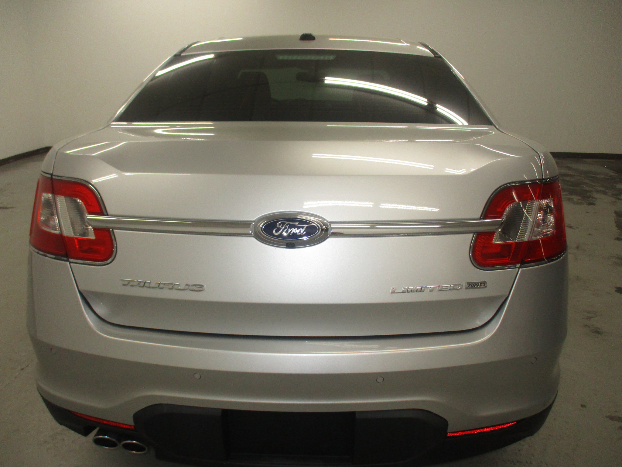 Used 2010 Ford Taurus Limited AWD/4WD image 6