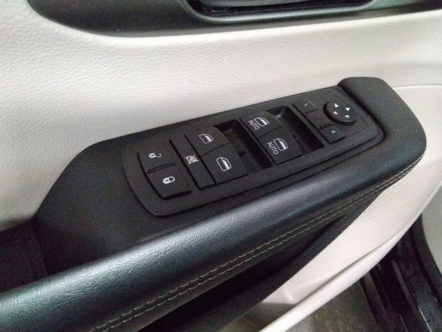 Used 2024 Chrysler Pacifica Touring-L image 32