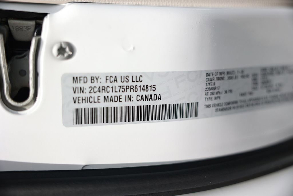 Used 2023 Chrysler Pacifica Touring-L w/ Uconnect Theater Family Group FWD image 41