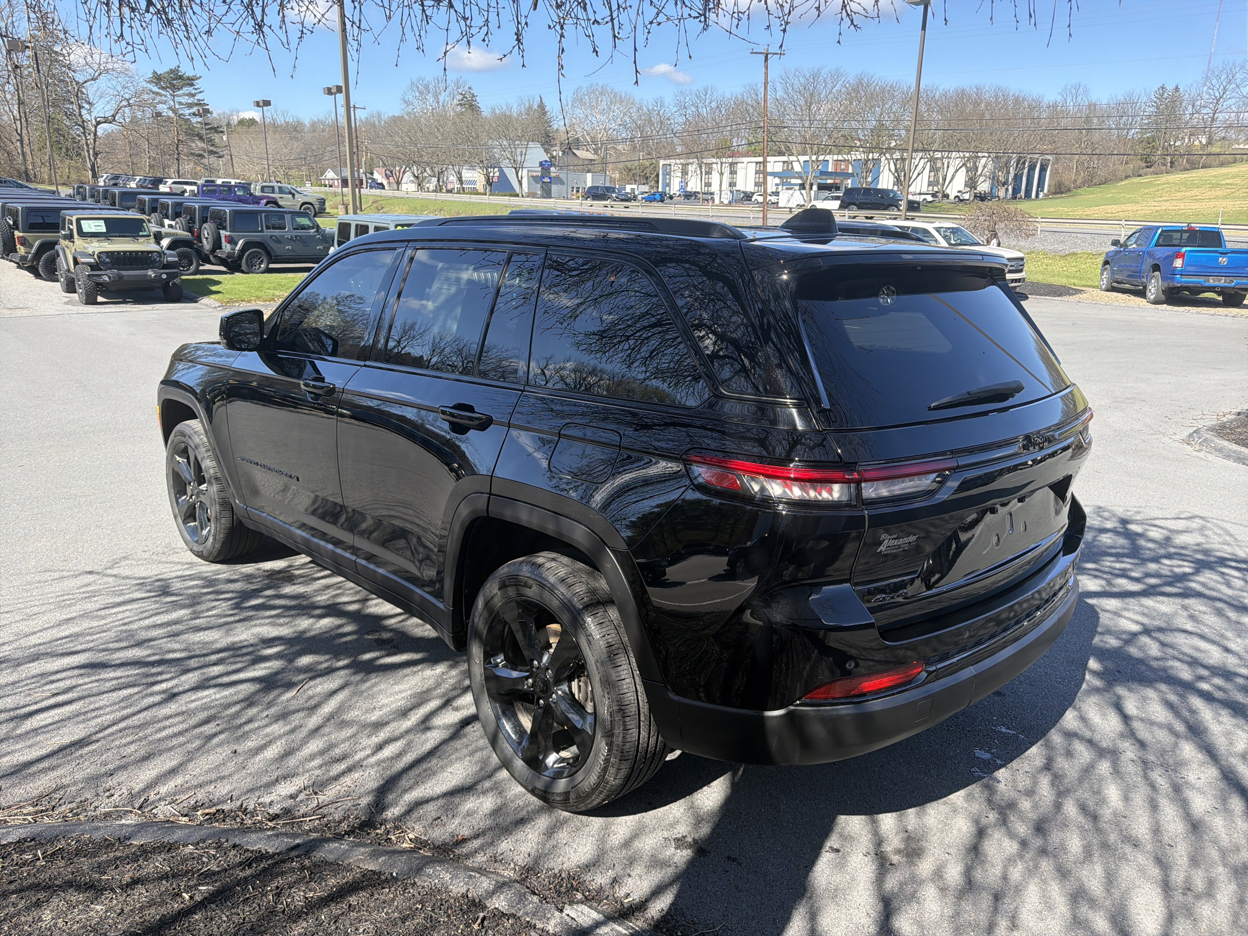 Used 2023 Jeep Grand Cherokee Altitude image 6