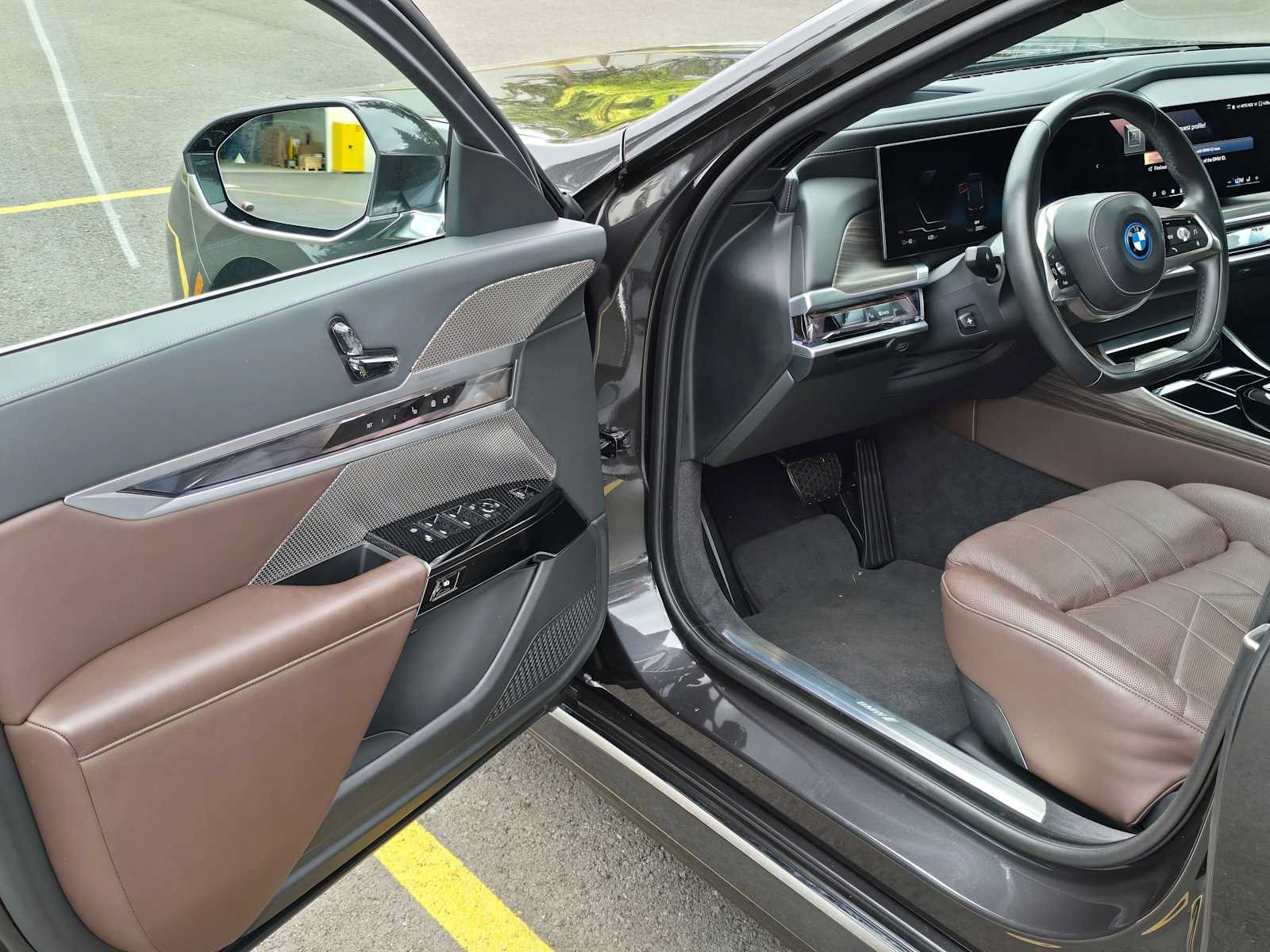 Used 2023 BMW i7 xDrive60 AWD/4WD image 19