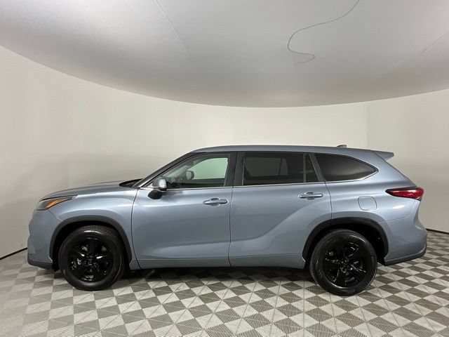 Used 2023 Toyota Highlander LE FWD image 8