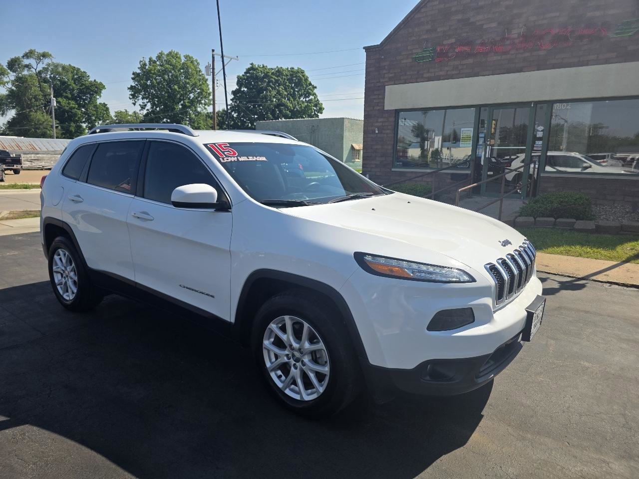 Used 2015 Jeep Cherokee Latitude w/ Comfort/Convenience Group AWD/4WD image 2