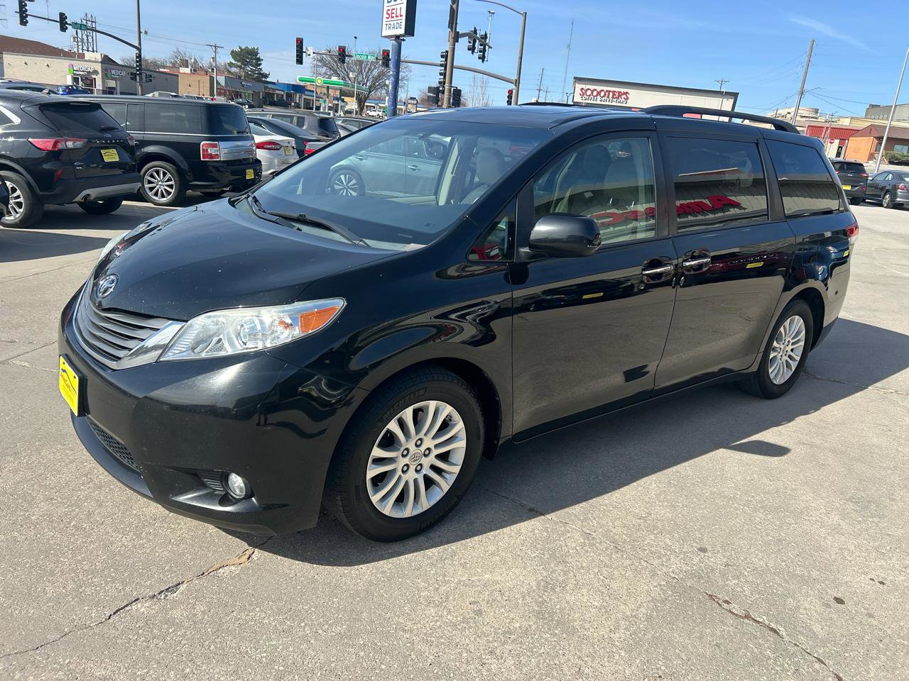 Used 2014 Toyota Sienna XLE w/ Entertainment Package FWD image 7