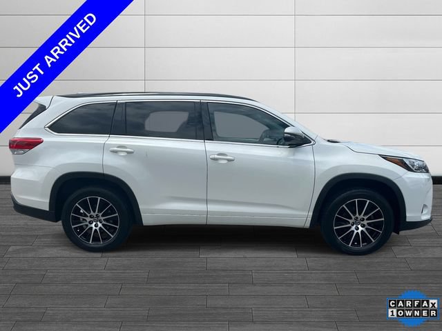 Used 2017 Toyota Highlander SE FWD image 2