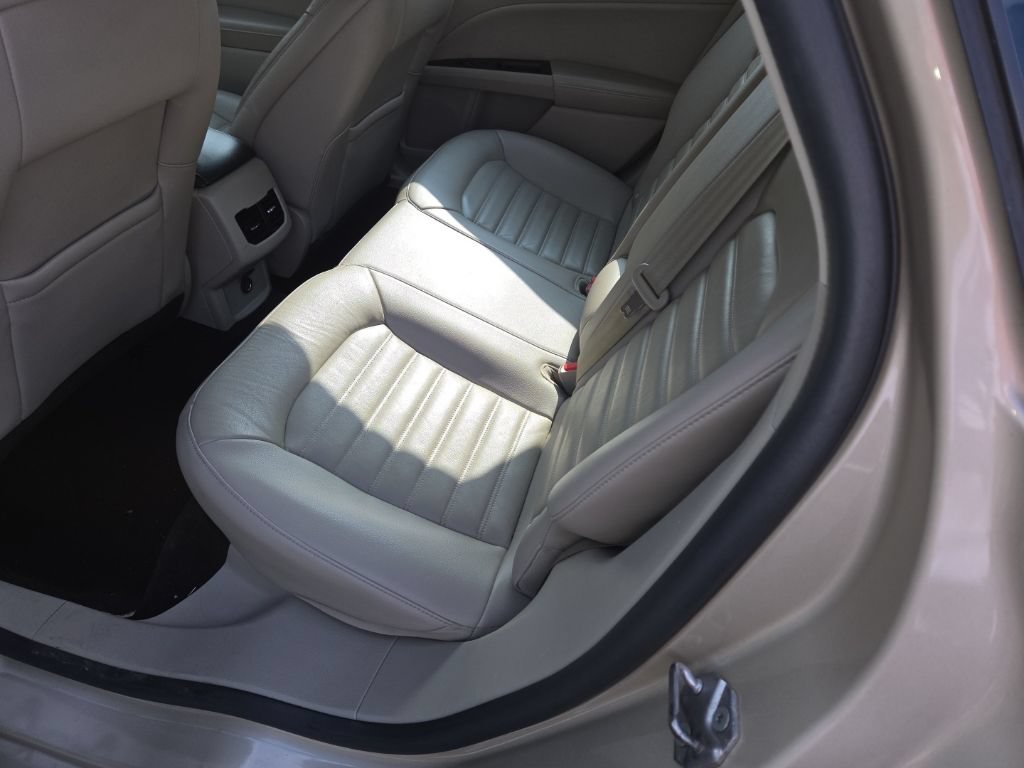 Used 2017 Ford Fusion SE FWD image 12