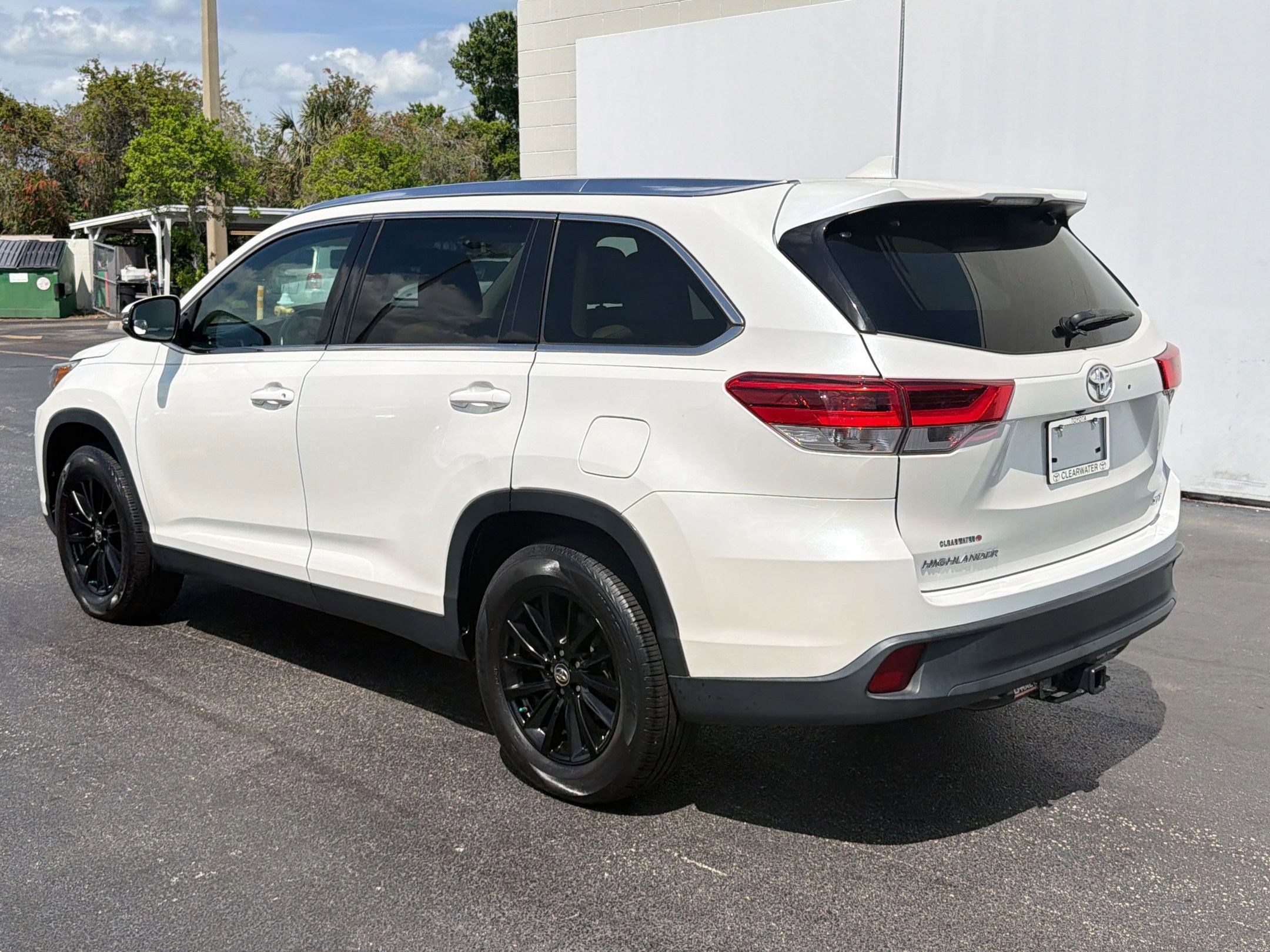 Used 2019 Toyota Highlander XLE image 3