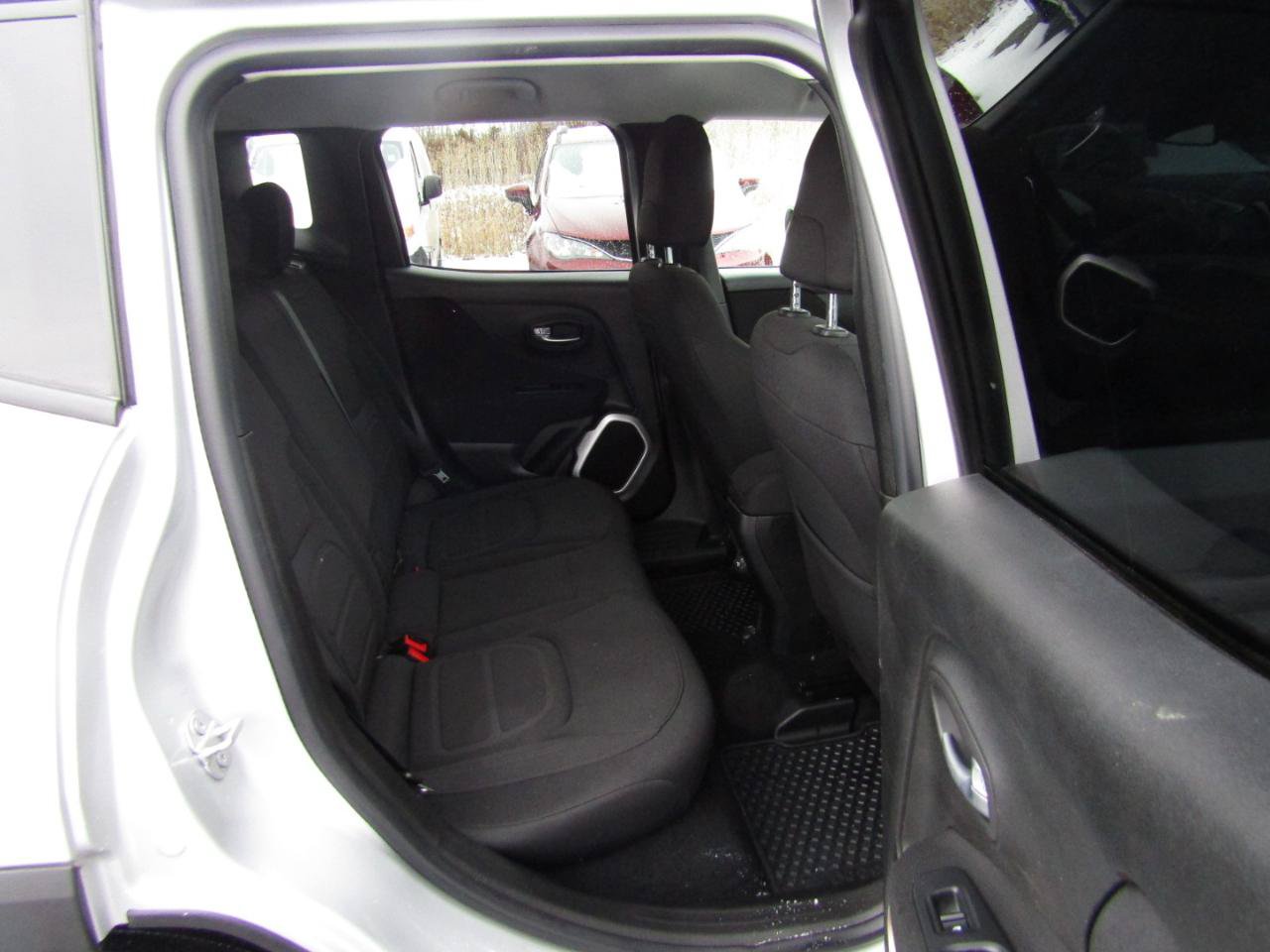 Used 2018 Jeep Renegade Latitude w/ Cold Weather Group FWD image 23