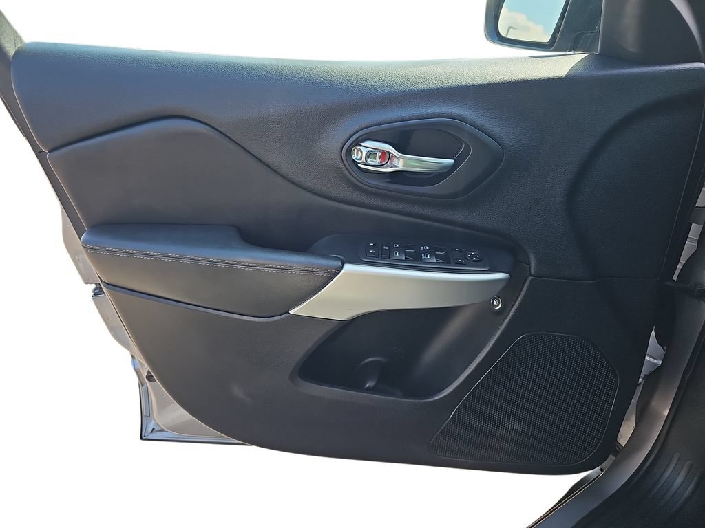 Used 2018 Jeep Cherokee Latitude Plus w/ Comfort/Convenience Group FWD image 25