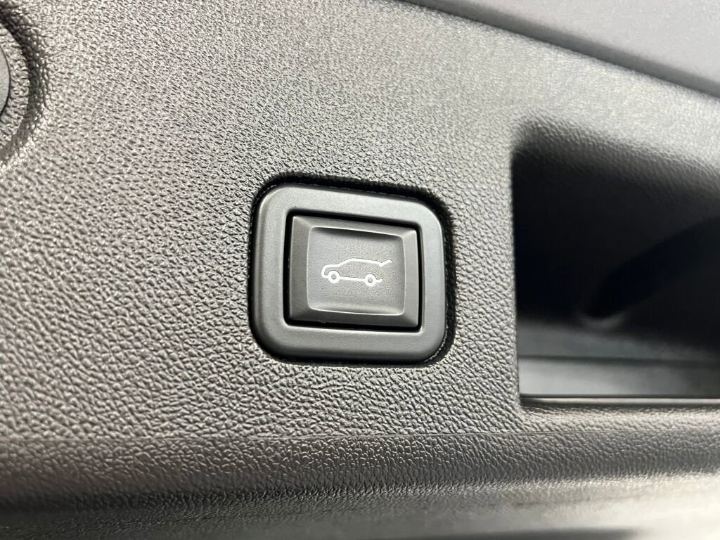 Used 2023 Chevrolet Equinox LT w/ Driver Convenience Package image 18