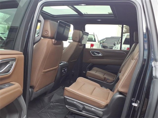 Used 2024 Chevrolet Suburban High Country w/ Advanced Technology Package image 18