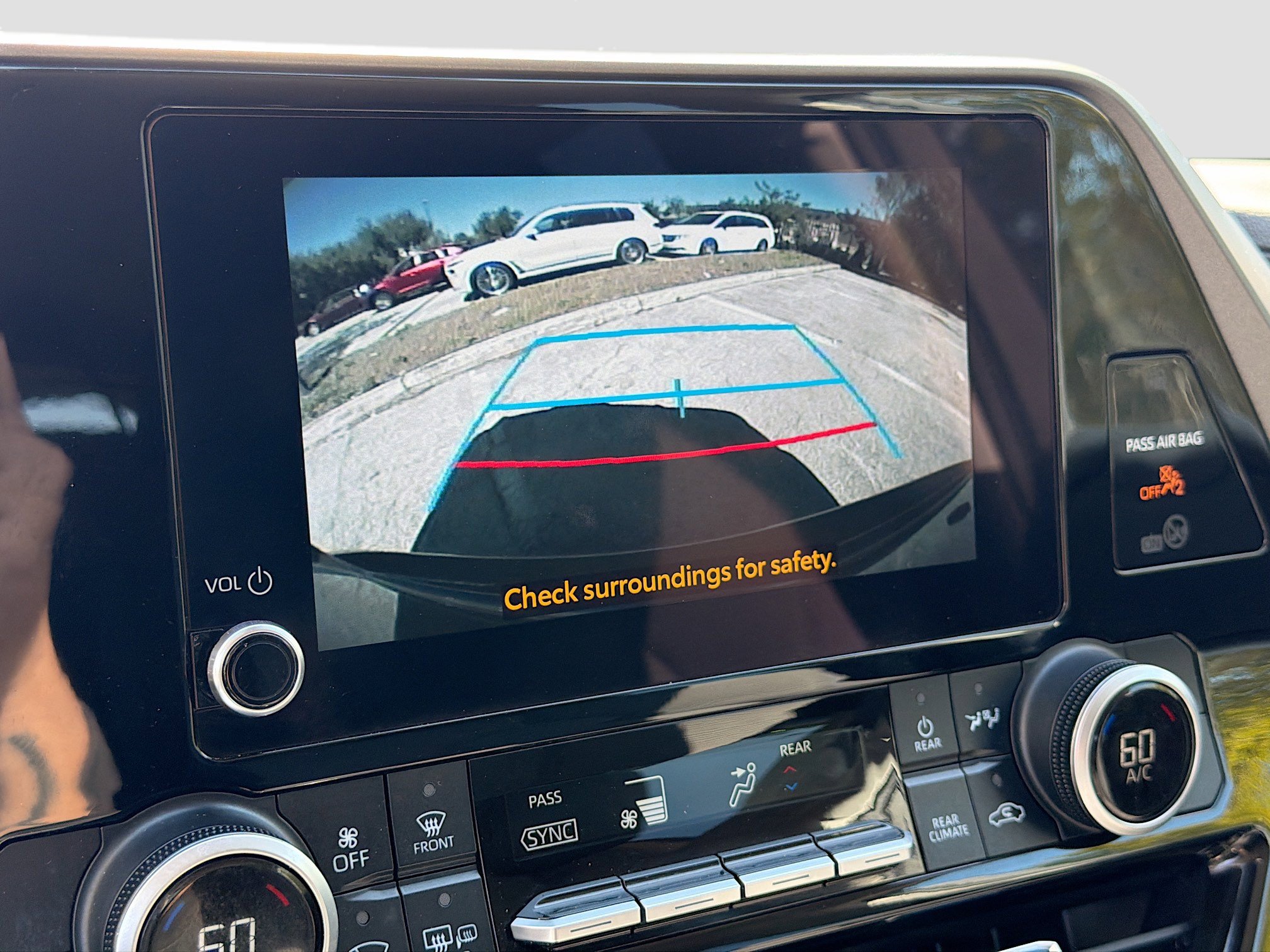 Used 2024 Toyota Highlander LE image 32