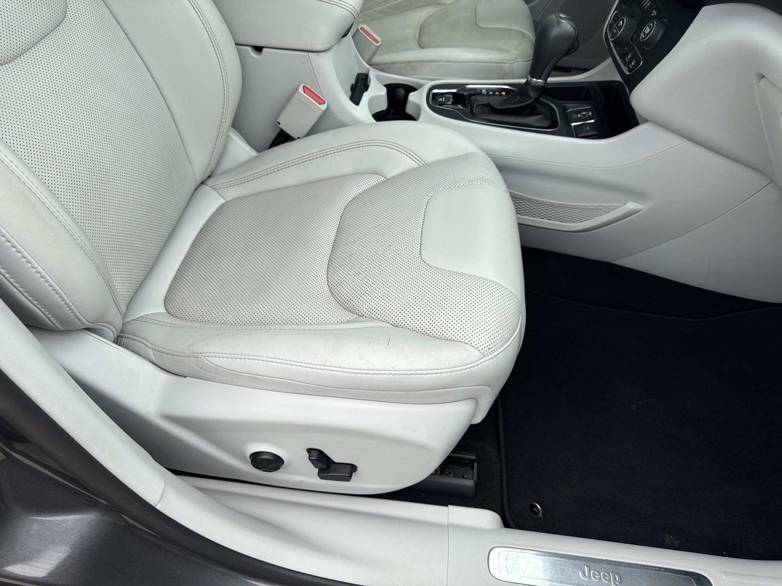 Used 2019 Jeep Cherokee Limited image 11