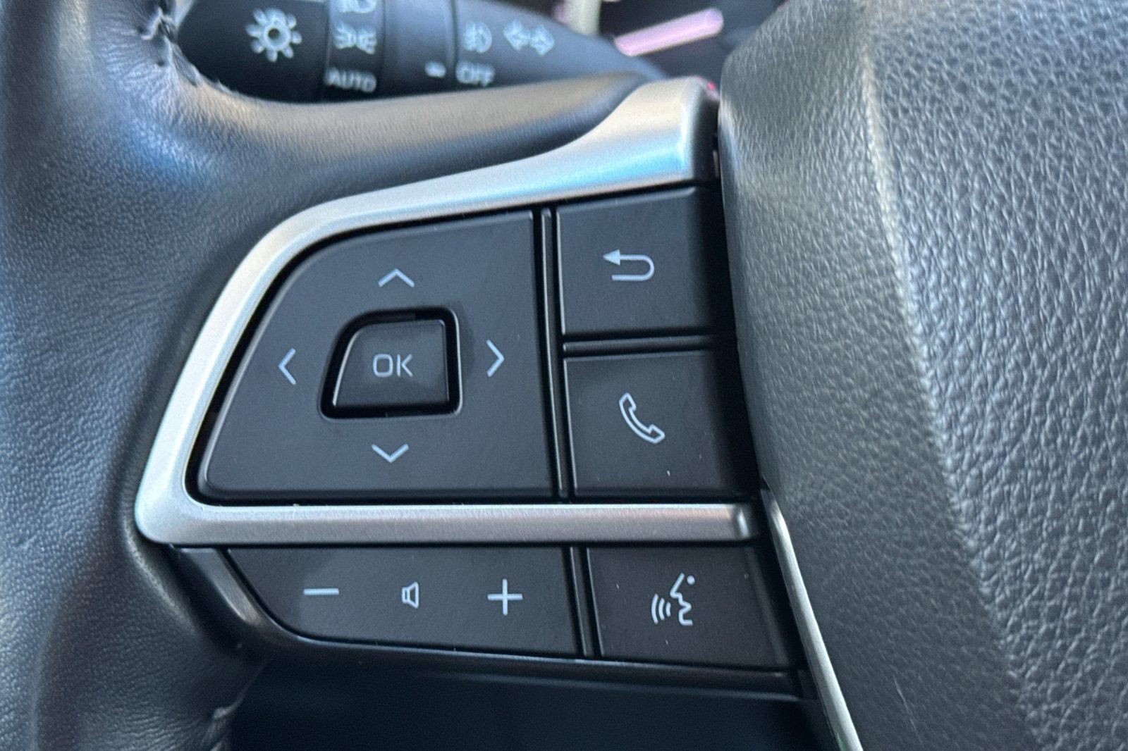Used 2023 Toyota Highlander LE AWD/4WD image 27