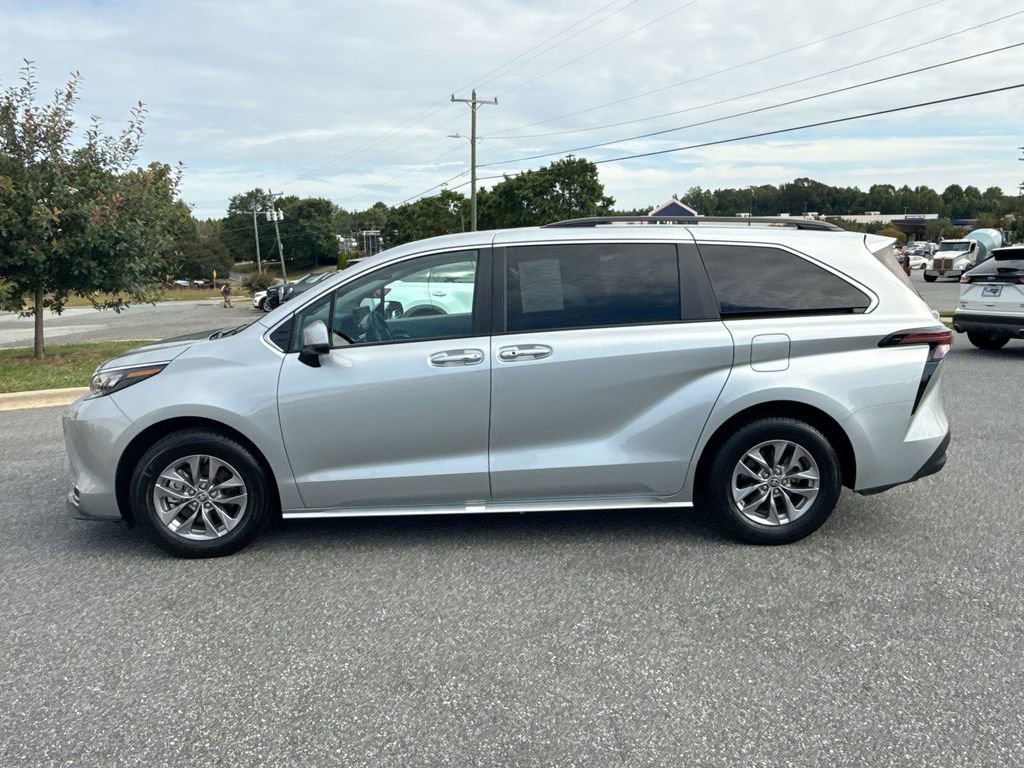 Used 2024 Toyota Sienna XLE image 4