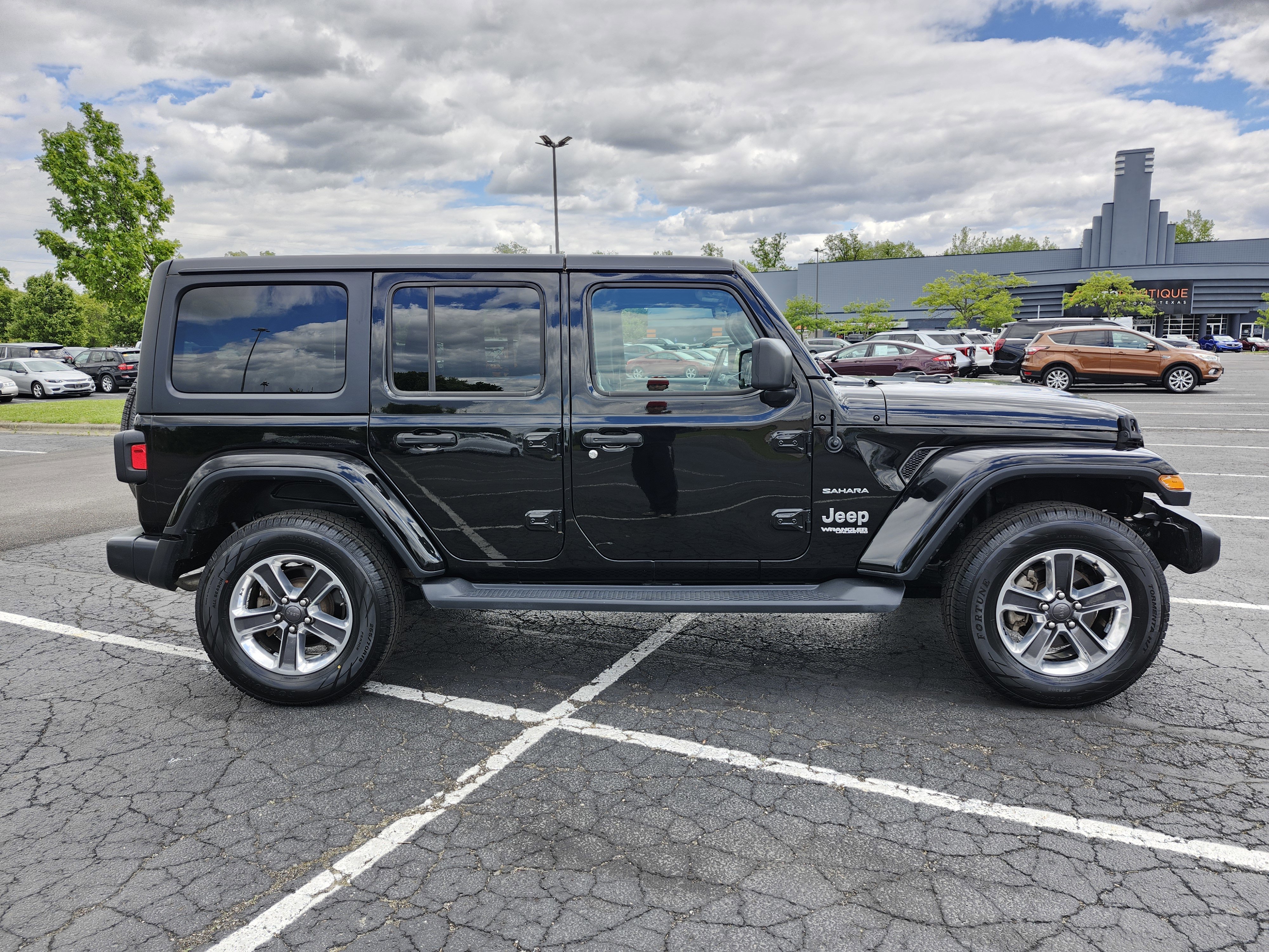 Used 2018 Jeep Wrangler Unlimited Sahara w/ Cold Weather Group AWD/4WD image 20