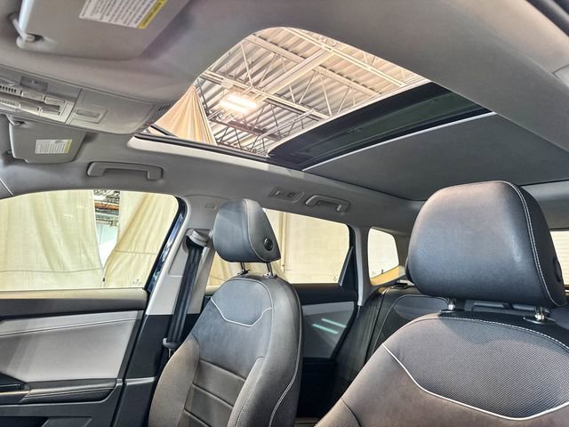 Used 2024 Volkswagen Taos SE w/ Panoramic Sunroof Package image 7
