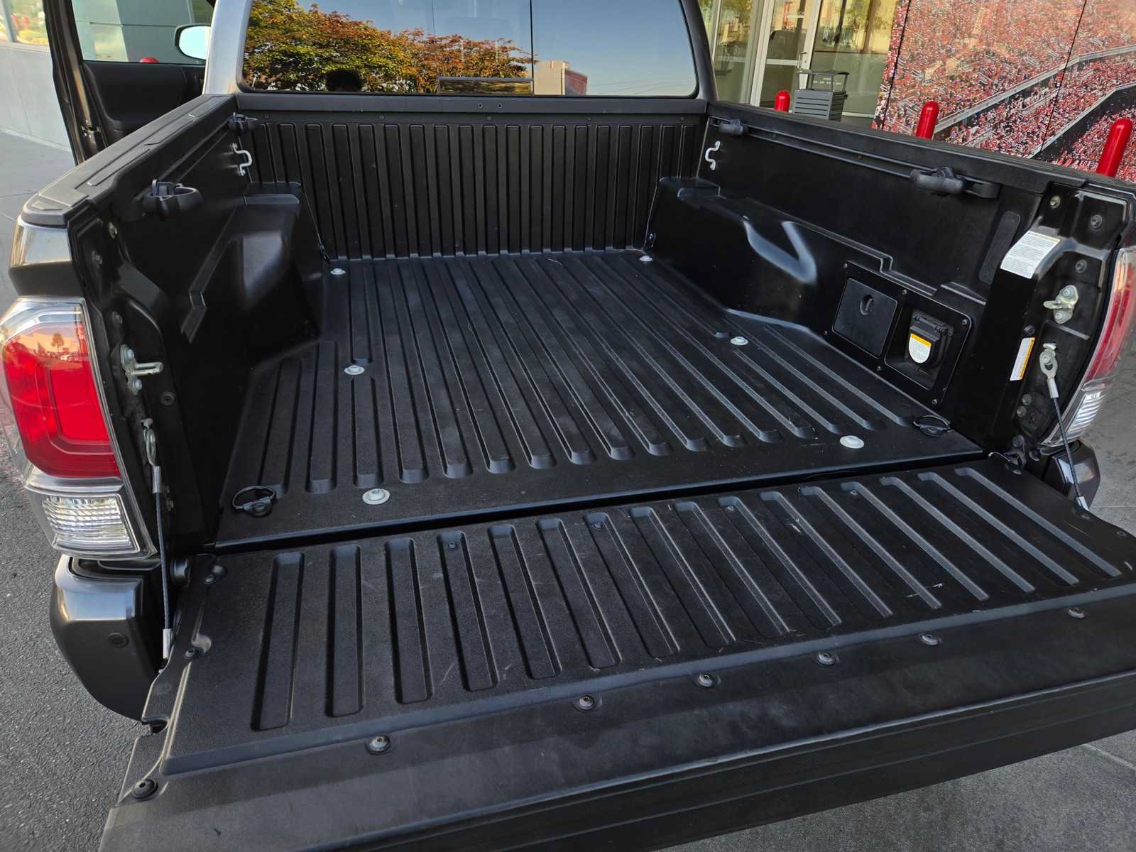 Certified 2020 Toyota Tacoma TRD Off-Road w/ TRD Premium Off Road Package AWD/4WD image 24