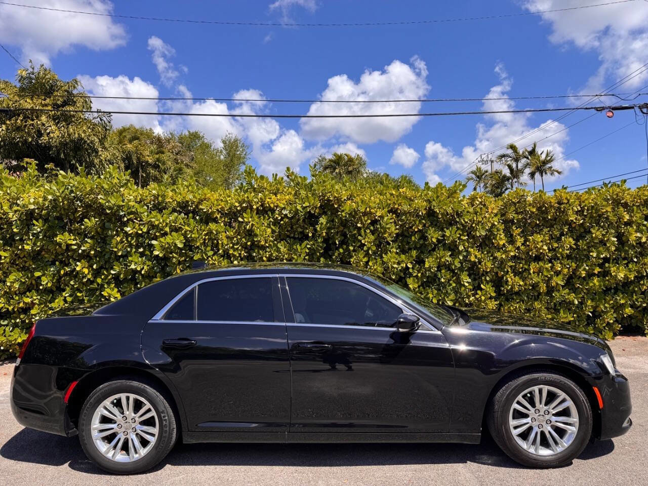 Used 2020 Chrysler 300 Touring L w/ 300 Premium Group image 3