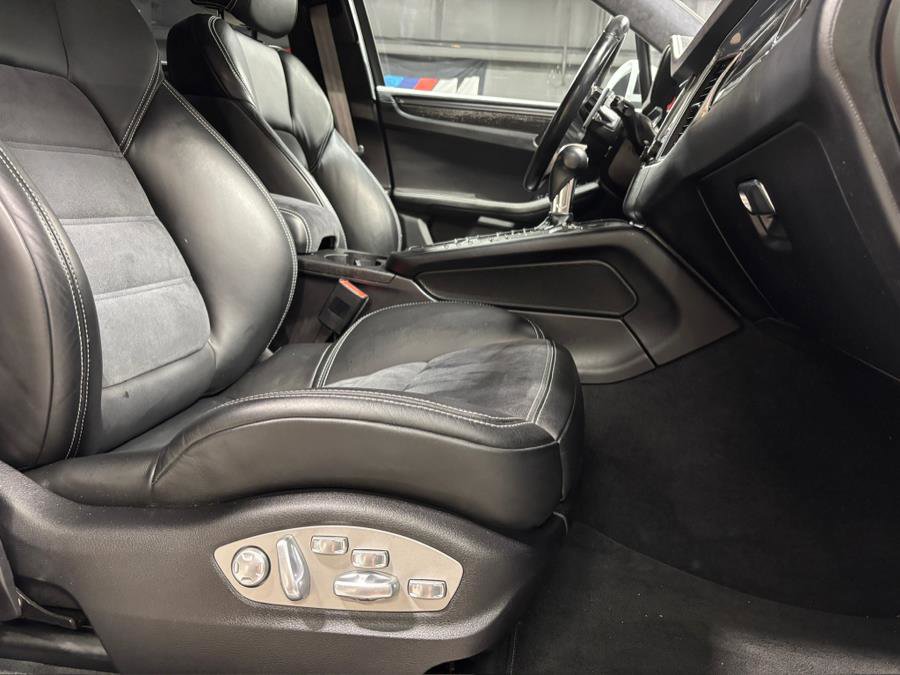 Used 2018 Porsche Macan Turbo image 30