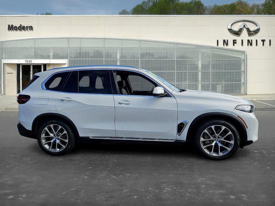 Used 2024 BMW X5 xDrive50e image 3