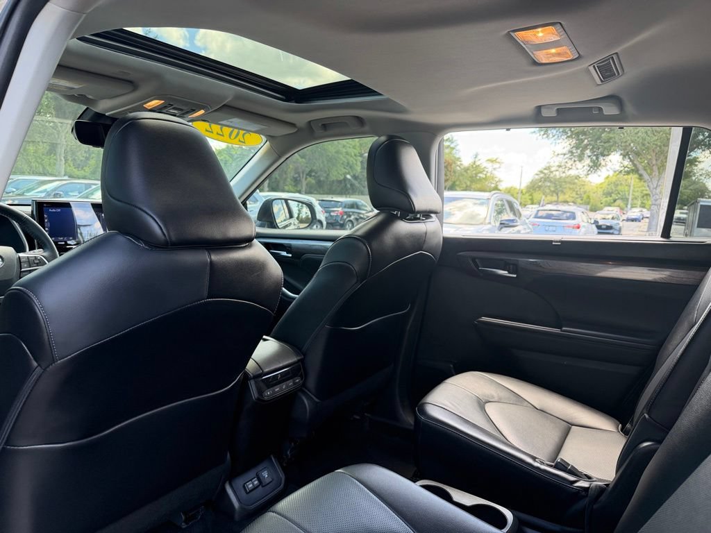 Used 2022 Toyota Highlander Limited FWD image 18