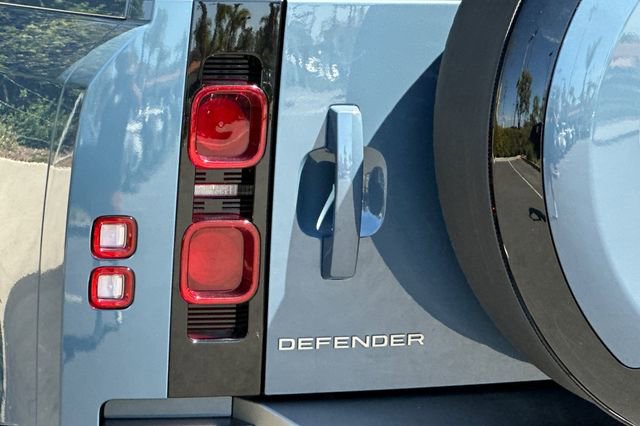 Certified 2025 Land Rover Defender 110 X-Dynamic SE AWD/4WD image 25