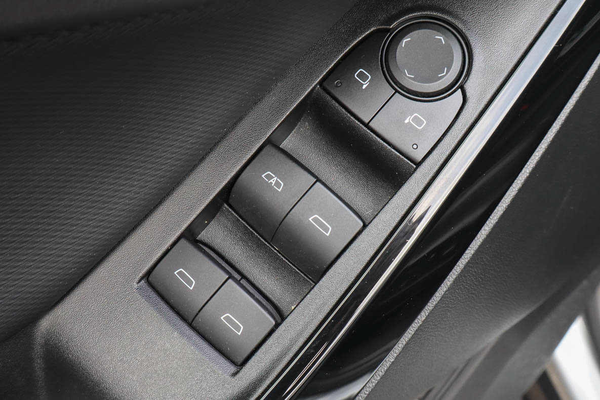 Used 2025 Chevrolet Equinox LT w/ Convenience Package II FWD image 14