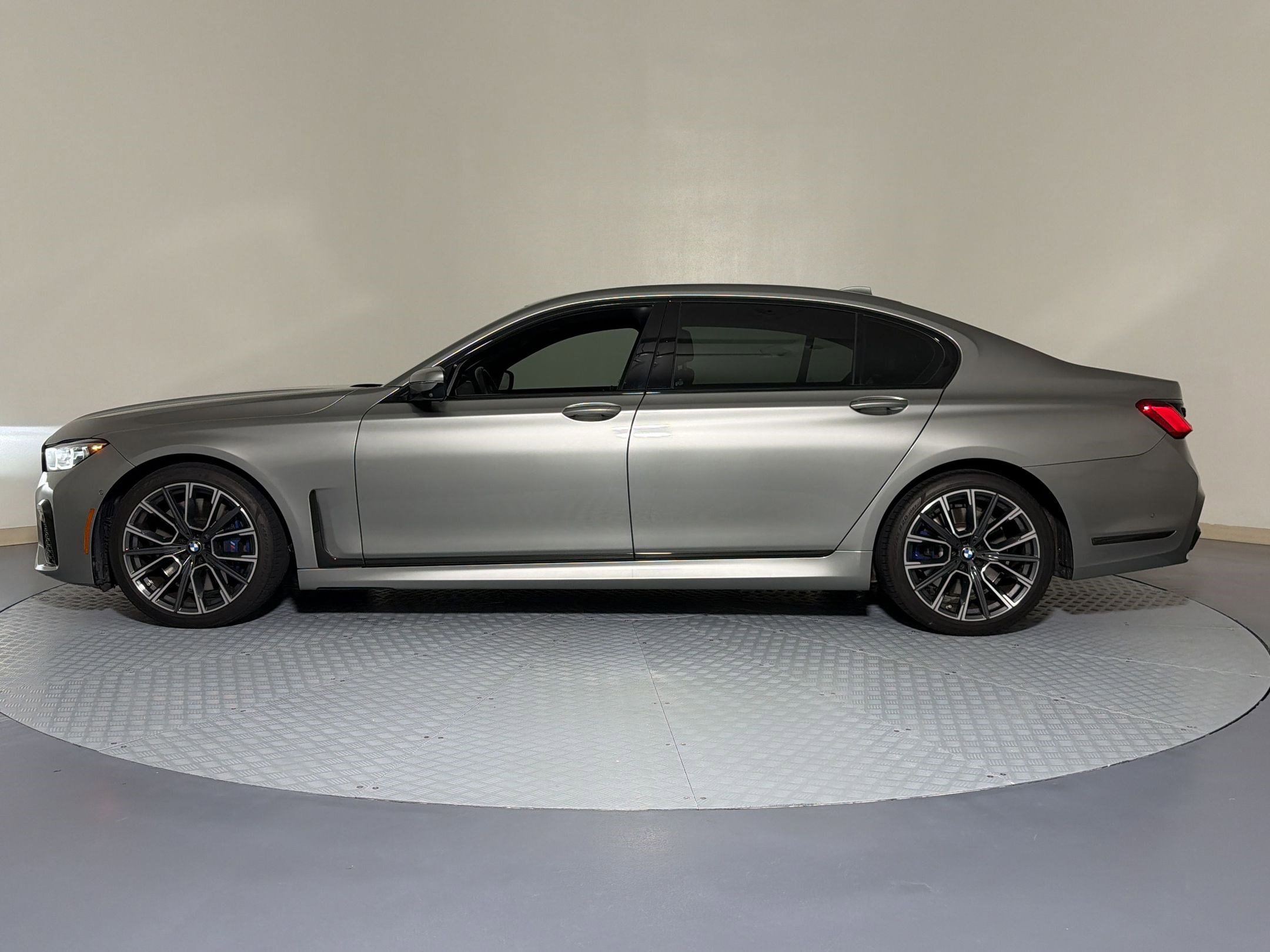 Used 2020 BMW 740i w/ M Sport Package RWD image 2